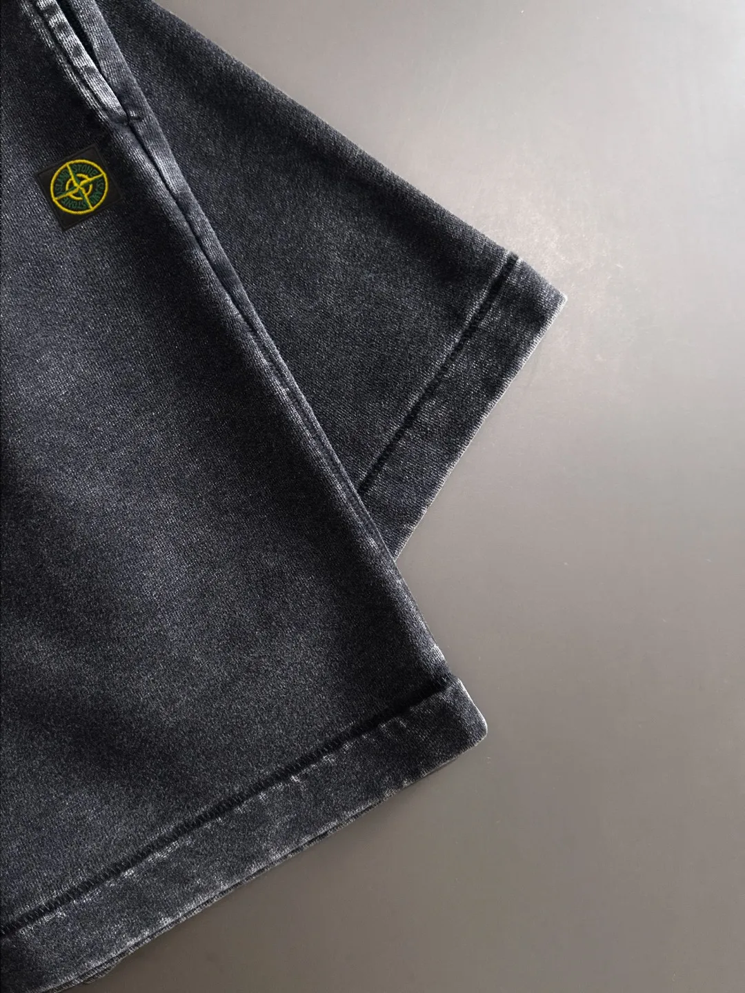 🅿️330 shipped next day. High-quality Stone Island/Stone Island 2025 spring and summer new elastic band casual solid color loose shorts. The hem of the trousers is stitched with two stitches. The stitching is fine and firm. The fabrics customized by the counter are highly breathable and comfortable. The details are impeccable. The design concept of brand elements reflects high quality. It feels delicate and soft! It presents a casual cut and the upper body shape is great! Size: S-XXL